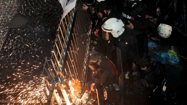 Turksa policija ulazi u sedište lista Zaman 5. marta. - Sputnik Srbija