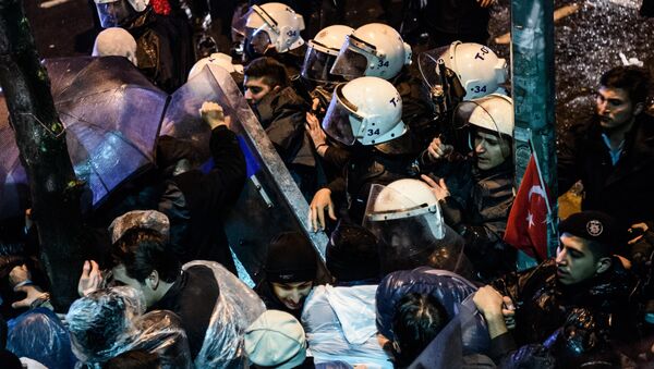 Sukobi policije i demonstranata i Istanbulu, Turska, 5.mart. 2016 - Sputnik Srbija