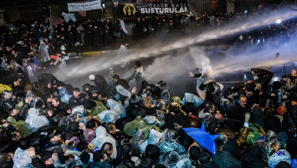Turska policija suzavcem i vodenim topovima na demonstrante u Istanbulu, Turska, 5.mart. 2016 - Sputnik Srbija