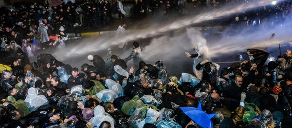 Турска полиција сузавцем и воденим топовима на демонстранте у Истанбулу, Турска, 5.март. 2016 - Sputnik Србија