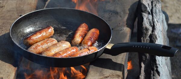 Кобасице у тигању Кобасице у тигању - Sputnik Србија