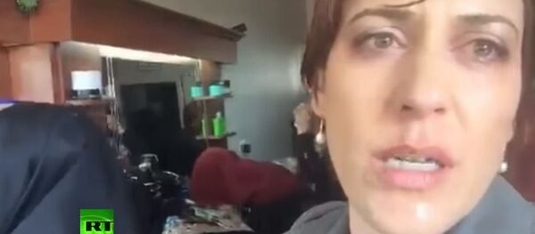 Новинарка РТ-а Пола Слијер под дејством сузавца током извештавања са протеста у Истанбулу. - Sputnik Србија