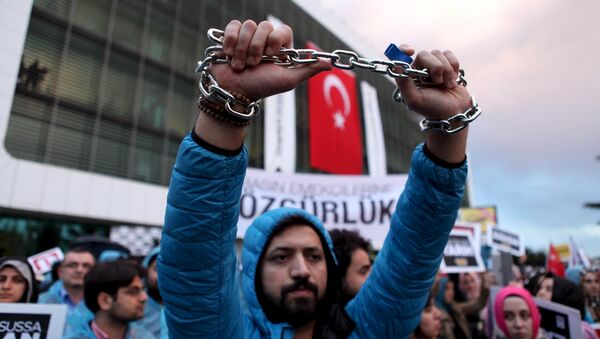 Protest zaposlenih u listu Zaman u Istanbulu povodom preuzimanja redakcije. - Sputnik Srbija