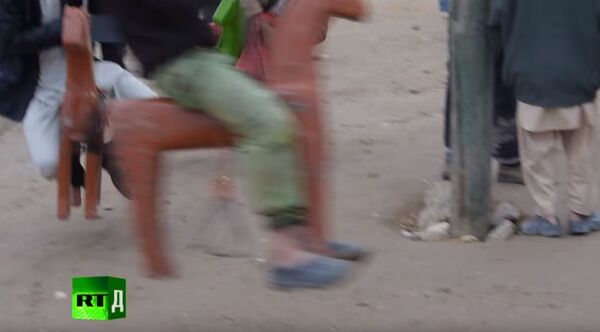 Gazde potencijalne bače nalaze na dečjim igralištima. Što su iz siromašnije porodice, to su za njih bolja prilika. Gazde potencijalne bače nalaze na dečjim igralištima. Što su iz siromašnije porodice, to su za njih bolja prilika. - Sputnik Srbija