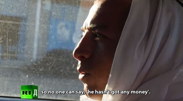 Sedamnaestogodišnji Muhamed bavi se ovim poslom da bi jednog dana mogao da se osamostali. Sedamnaestogodišnji Muhamed bavi se ovim poslom da bi jednog dana mogao da se osamostali. - Sputnik Srbija