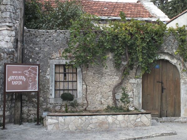 Анђелкина капија — атракција Требиња. Све се прилагођава туризму, капија куће испред које су снимане сцене серије „Рањени орао“. - Sputnik Србија