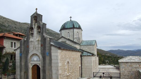  Manastir Tvrdoš — po narodnom predanju osnovao ga je Sveti car Konstantin, a obnovio kralj Milutin. Manastir je duhovni centar, poznat po vinu sorte „vranac“ koje proizvodi - Sputnik Srbija