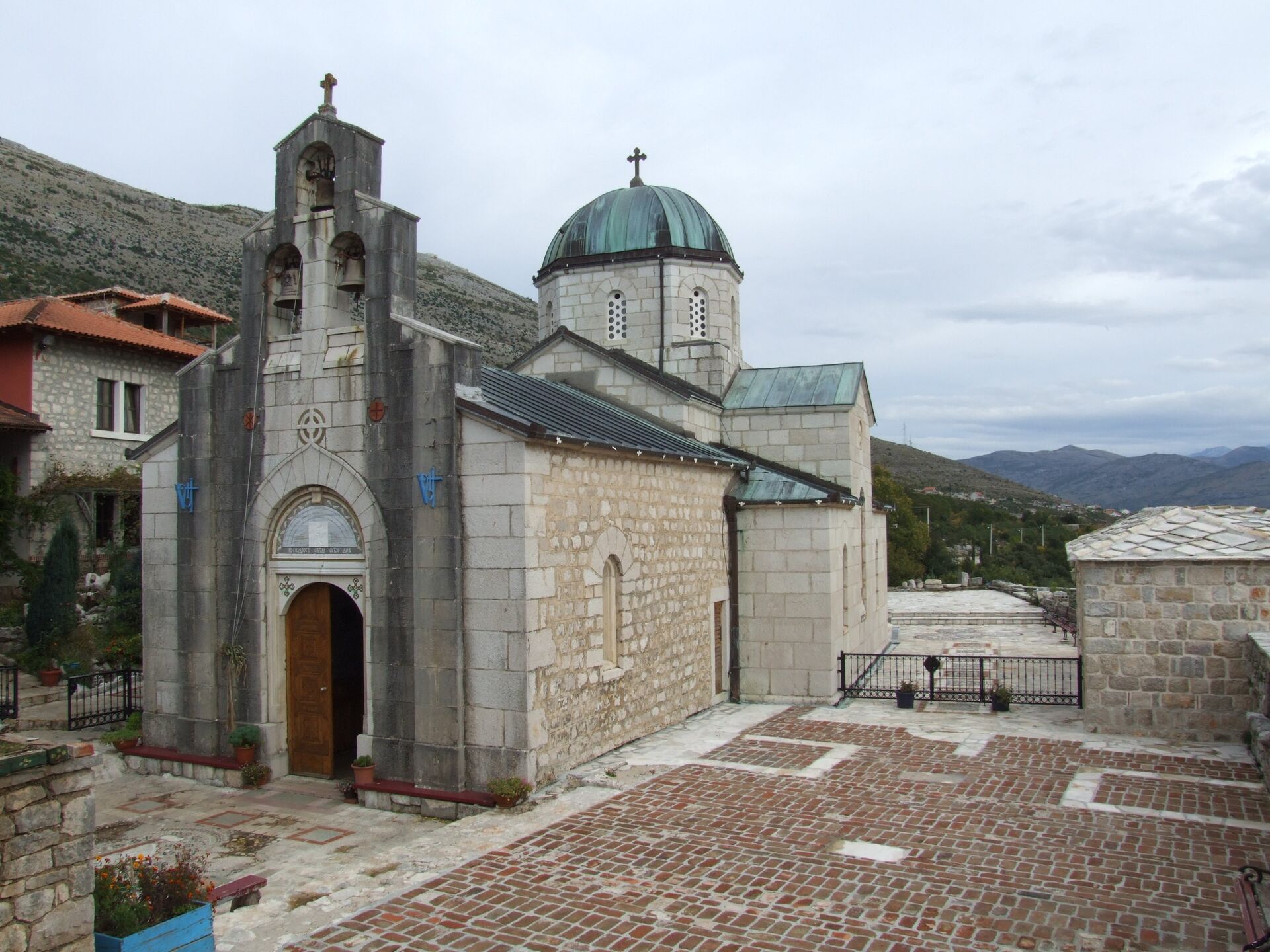  Манастир Тврдош — по народном предању основао га је Свети цар Константин, а обновио краљ Милутин. Манастир је духовни центар, познат по вину сорте „вранац“ које производи - Sputnik Србија, 1920, 10.02.2023