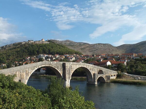 Арсланагића мост — изградио га је Мехмед-паша Соколовић 1574. године, али није имао среће да доживи славу вршњака из Вишеграда - Sputnik Србија