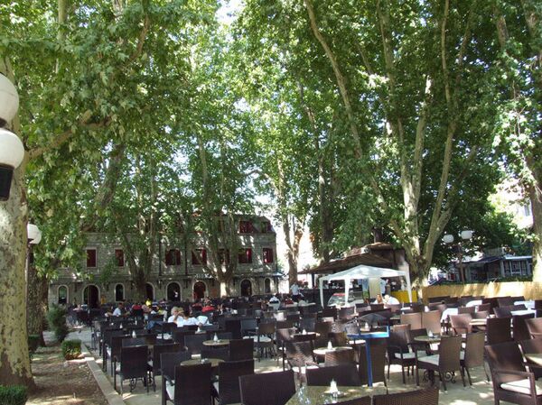 Башта хотела „Платани“, омиљено састајалиште Требињаца, у коме је током снимања последњег филма Емира Кустурице боравила чувена Моника Белучи. - Sputnik Србија