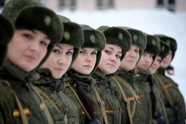 Шминка под камуфлажом: Прво руско војно женско такмичење - Sputnik Србија