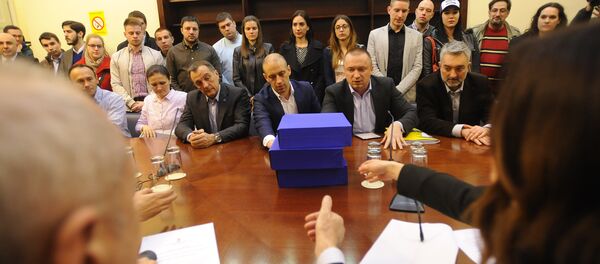 Лидери коалиције окупљене око ДС-а предају потписе за изборну листу у РИК-у. Лидери коалиције окупљене око ДС-а предају потписе за изборну листу у РИК-у. - Sputnik Србија