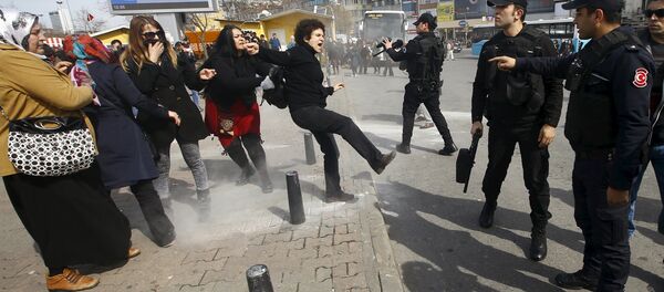 Полиција растерује активисткиње у Истанбулу гуменим мецима - Sputnik Србија