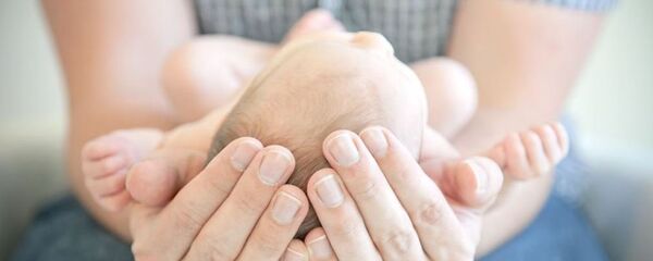 Отац са бебом - Sputnik Србија