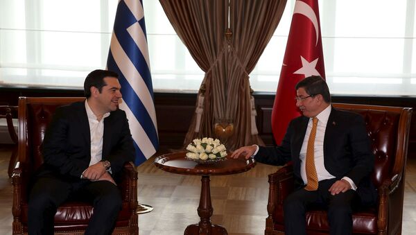 Турски премијер Ахмут Давутоглу и његов грчки колега Алексис Ципрас у Измиру - Sputnik Србија