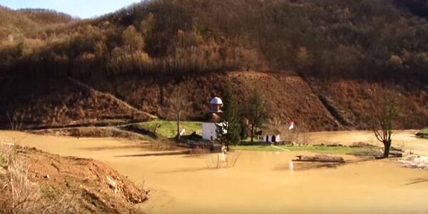 Ваљевска Грачаница - тужан призор манастира окруженог муљевитом водом - Sputnik Србија