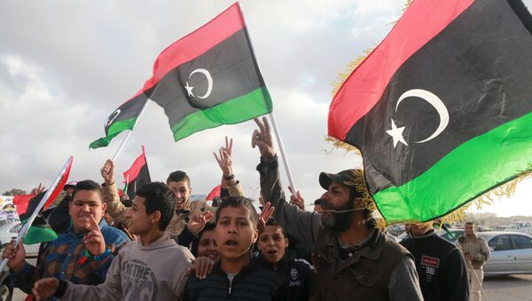 Либијци машу националним заставама - Sputnik Србија