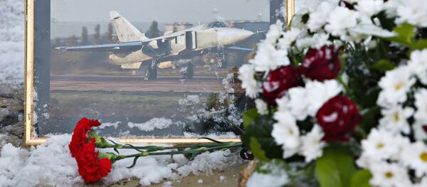 Stanovnici Lipecka nose cveće pred spomenik pilotu Olegu Pešku koji je poginuo prilikom obaranja Su-24 u Siriji Stanovnici Lipecka nose cveće pred spomenik pilotu Olegu Pešku koji je poginuo prilikom obaranja Su-24 u Siriji - Sputnik Srbija