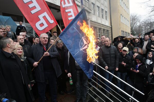 Vojislav Šešelj  pali zastavu NATO ispred Specijalnog suda u Beograd 10.03.2016. god. - Sputnik Srbija