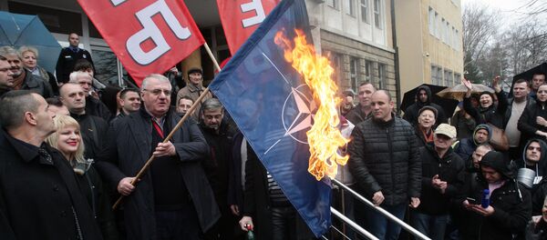 Војислав Шешељ пали заставу НАТО испред Специјалног суда у Београд 10.03.2016. год. Војислав Шешељ пали заставу НАТО испред Специјалног суда у Београд 10.03.2016. год. - Sputnik Србија