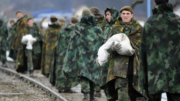 Pipadnici vojske Srbije koji učestvuju u odbrani od poplava u Lučanima - Sputnik Srbija