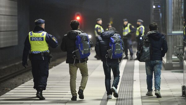 Policajac zaustavlja migrante u Švedskoj - Sputnik Srbija