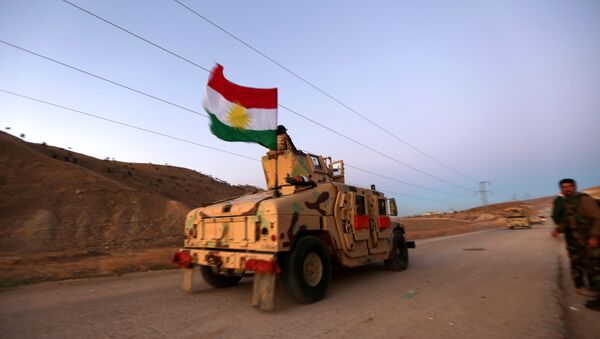 Снаге ирачких Курда са заставом Ирачког Курдистана - Sputnik Србија