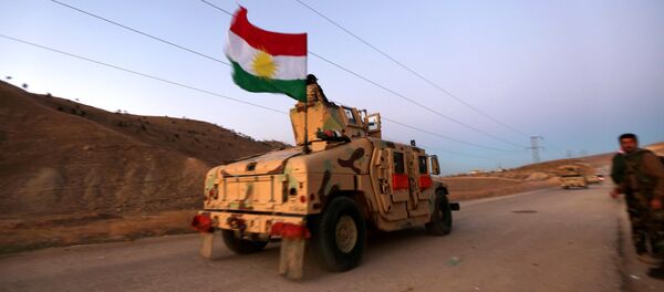Snage iračkih Kurda sa zastavom Iračkog Kurdistana Snage iračkih Kurda sa zastavom Iračkog Kurdistana - Sputnik Srbija
