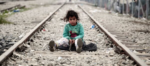 Девојчица на прузи у близини села Идомени на грчко-македонској граници Девојчица на прузи у близини села Идомени на грчко-македонској граници - Sputnik Србија