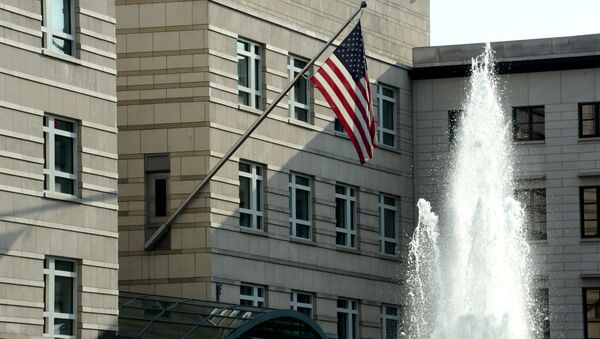 Застава САД  испред зграде америчке амбасаде у Берлину - Sputnik Србија