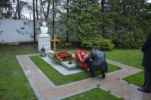 Александар Вулин на гробу Слободана Милошевића - Sputnik Србија