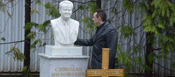 Александар Вулин на гробу Слободана Милошевића - Sputnik Србија