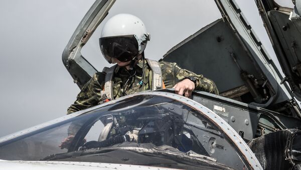 Пилот у авиону сухој Су-24 у руској авио-бази Хмејмим у Сирији - Sputnik Србија