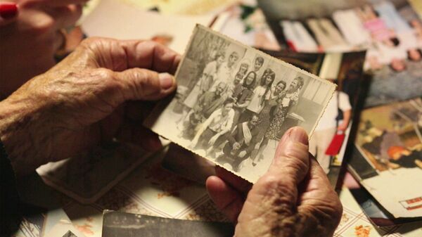  Pobeda života nad smrću - Cvijeta Babić ekipi filma pokazuje fotografiju svoje porodice - Sputnik Srbija