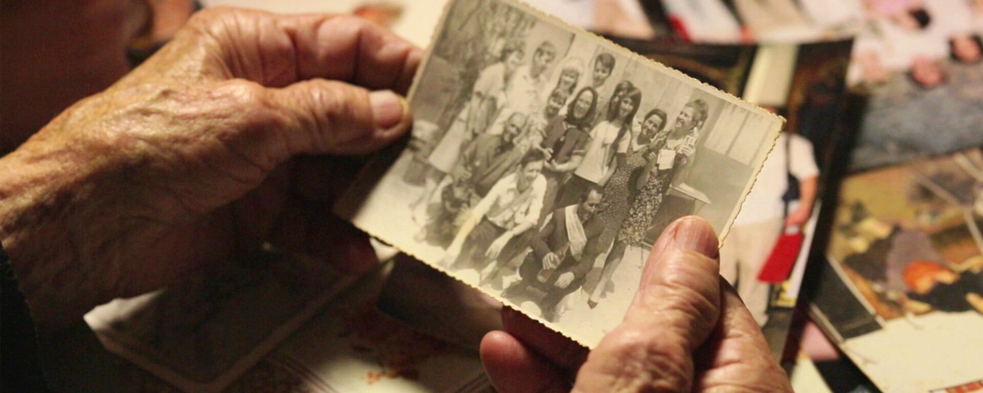  Pobeda života nad smrću - Cvijeta Babić ekipi filma pokazuje fotografiju svoje porodice - Sputnik Srbija, 1920, 13.10.2020