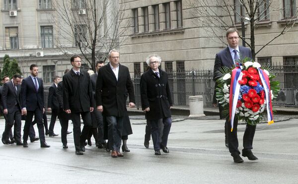 Članovi Vlade Srbije polažu venac povodom godišnjice smrti Zorana Đinđića Članovi Vlade Srbije polažu venac povodom godišnjice smrti Zorana Đinđića - Sputnik Srbija