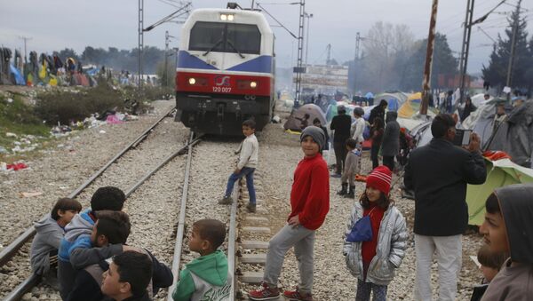 Migranti blokiraju prugu na  grčko-makedonskoj granici, u blizini sela Idomeni, Grčka 12. mart - Sputnik Srbija
