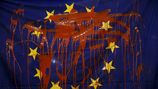 Застава ЕУ умрљана фарбом - Sputnik Србија