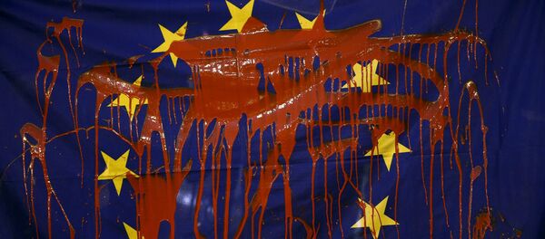 Застава ЕУ умрљана фарбом Застава ЕУ умрљана фарбом - Sputnik Србија