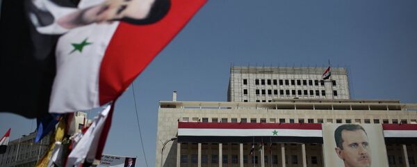 Портрет Башара ел Асада на згради Централне банке Сирије у Дамаску Портрет Башара ел Асада на згради Централне банке Сирије у Дамаску - Sputnik Србија