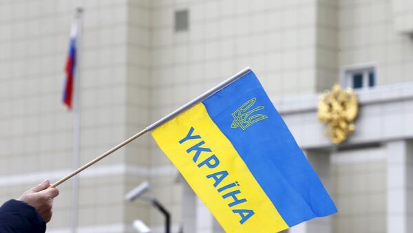 Ukrajinska zastava ispred ruske ambasade u Minsku, Belorusija - Sputnik Srbija