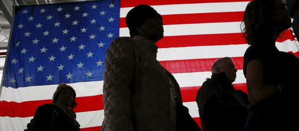 Људи шетају поред заставе САД - Sputnik Србија