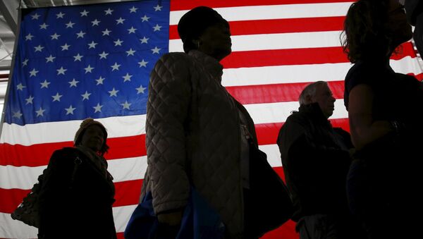 Људи шетају поред заставе САД - Sputnik Србија