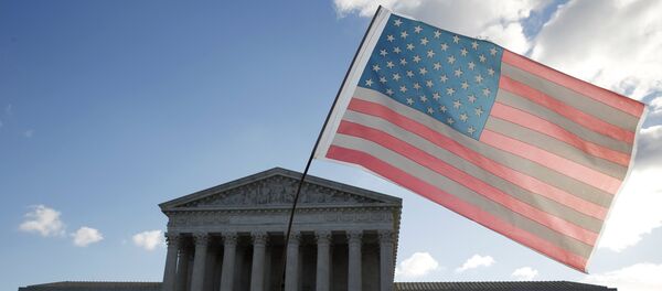 Демонстрант држи  америчку заставу испред  Врховног суда у Вашингтону - Sputnik Србија