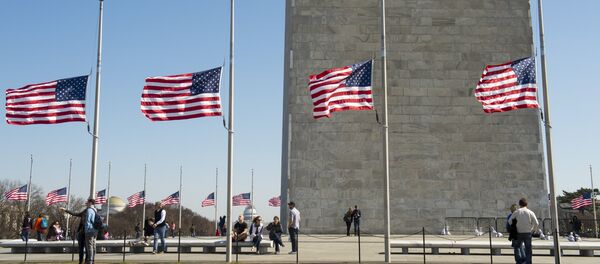 Заставе САД на пола копља у Вашингтону Заставе САД на пола копља у Вашингтону - Sputnik Србија