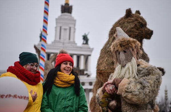 Posetioci tradicionalnog karnevala požara u Moskvi tokom Maslenice. - Sputnik Srbija