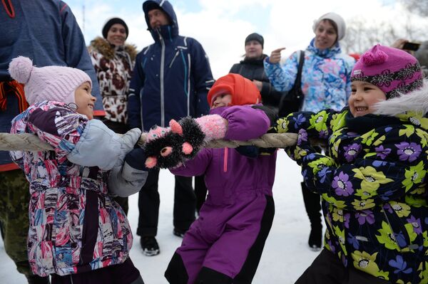 Deca vuku konopac tokom proslave Maslenice u Jekaterinburgu. - Sputnik Srbija