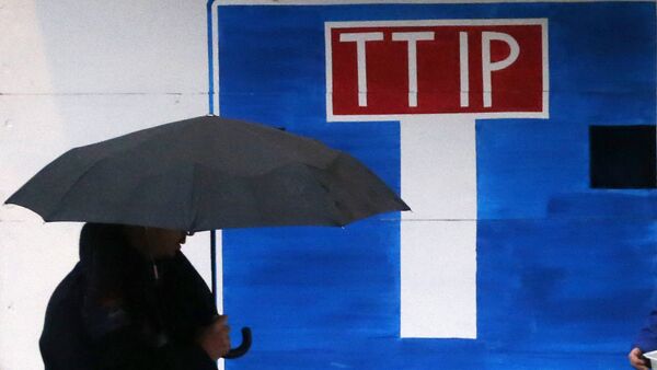 Bilbord sa porukom protiv TTIP koji sa postavili aktivisti Grinpisa u Briselu - Sputnik Srbija