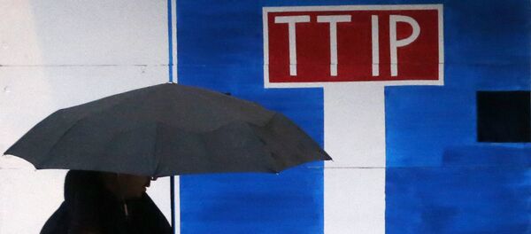 Билборд са поруком против ТТИП који са поставили активисти Гринписа у Бриселу - Sputnik Србија