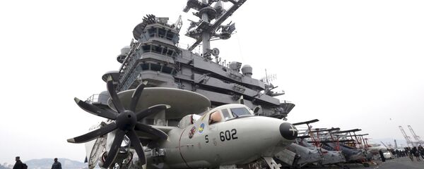Палубни авион Е-2Ц „хокај“ на носачу авиона „Џон Си Стенис“ Палубни авион Е-2Ц „хокај“ на носачу авиона „Џон Си Стенис“ - Sputnik Србија